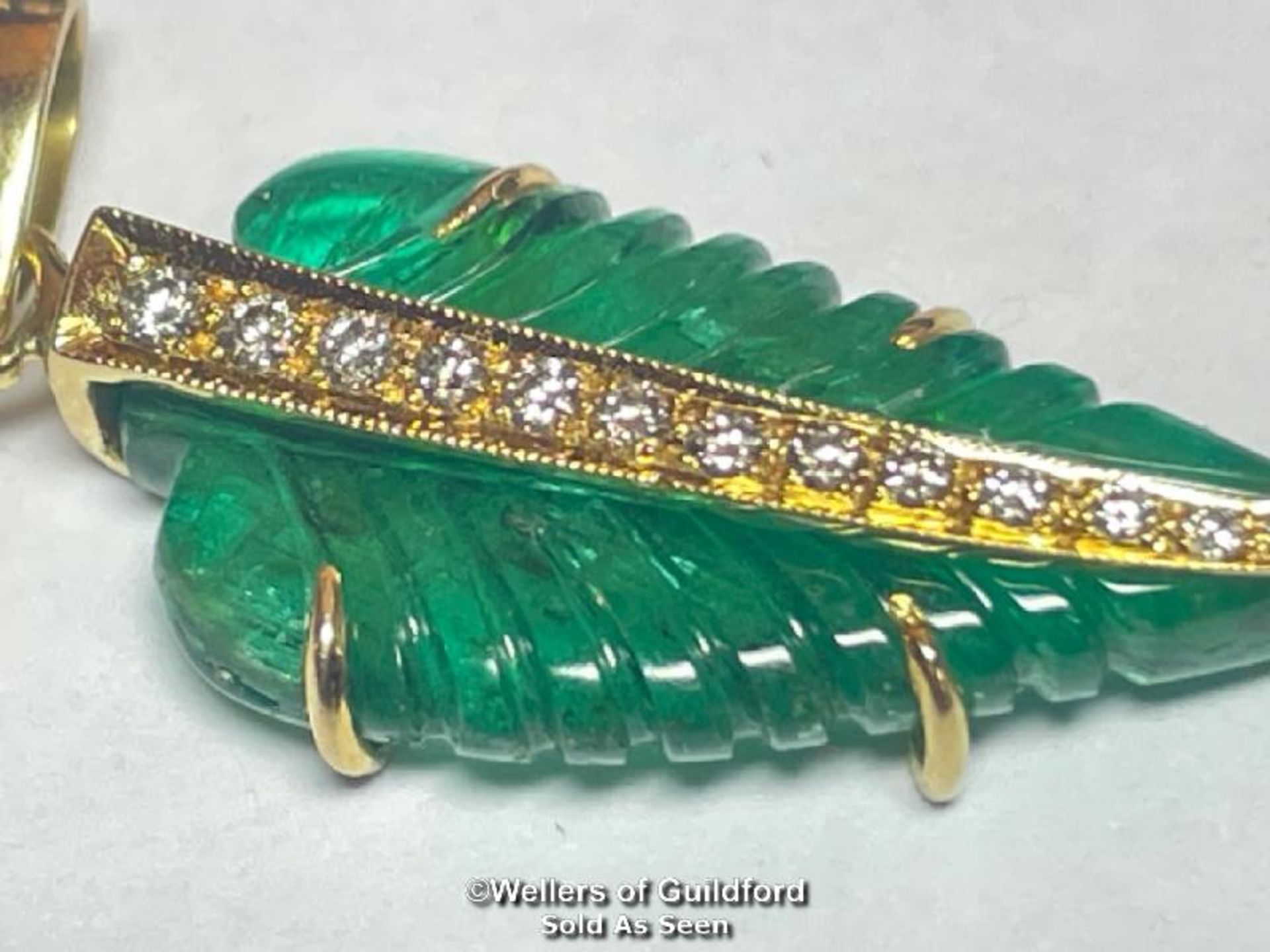 Leaf cut emerald pendant set with thirteen brilliant cut diamonds, estimated diamond weight 0. - Bild 3 aus 4