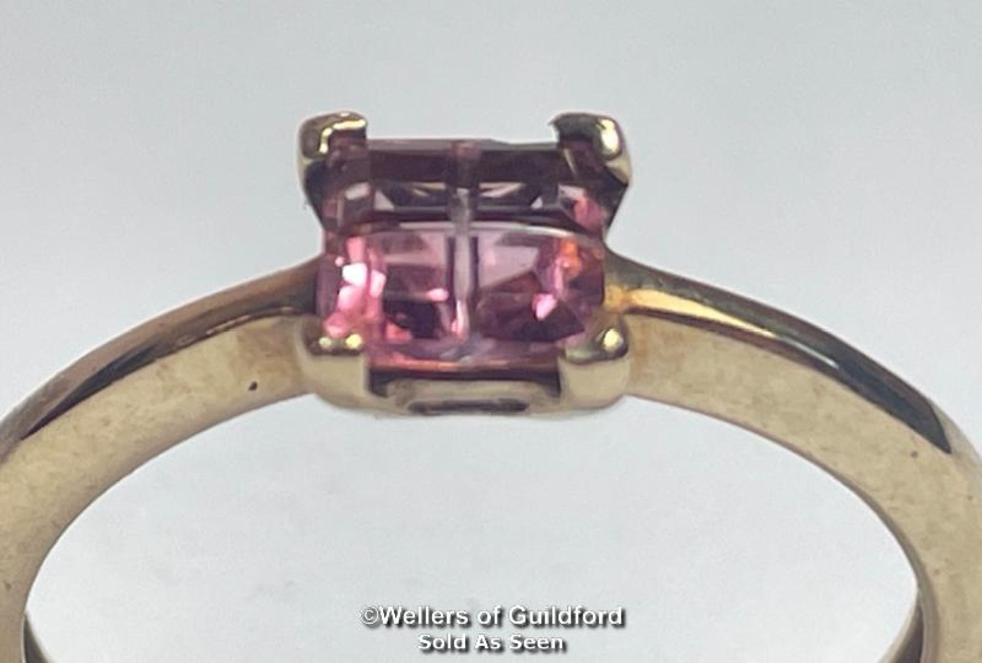 Carved kunzite (untested) in hallmarked 9ct gold. Ring size O1/2, weight 1.88g. Hallmarks for
