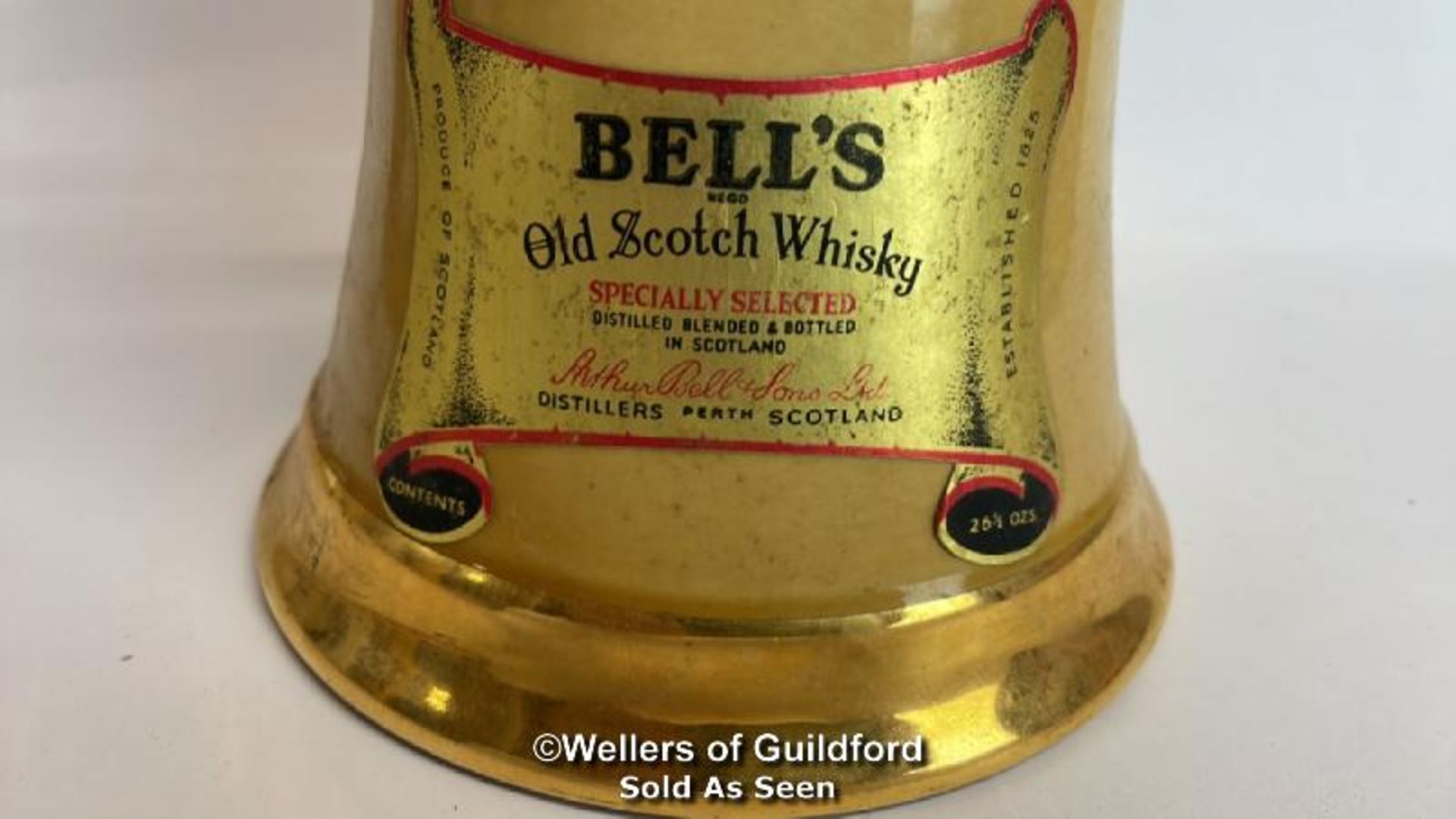 Bell's Specially Selected Blended Scotch Whisky, Bottle made by Wade, 26.5 OZ, 40% vol / Please - Image 4 of 10