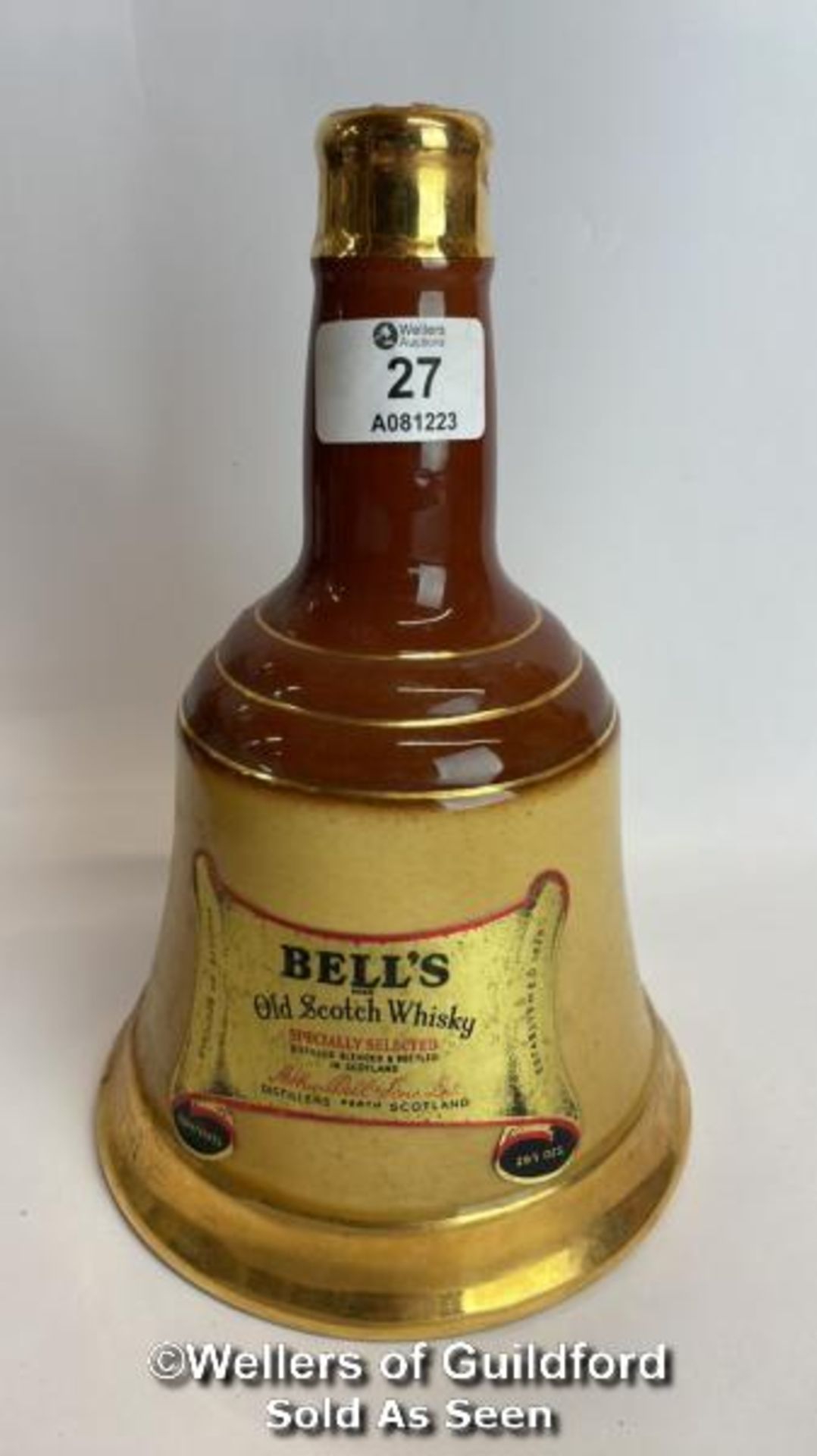 Bell's Specially Selected Blended Scotch Whisky, Bottle made by Wade, 26.5 OZ, 40% vol / Please - Image 2 of 10