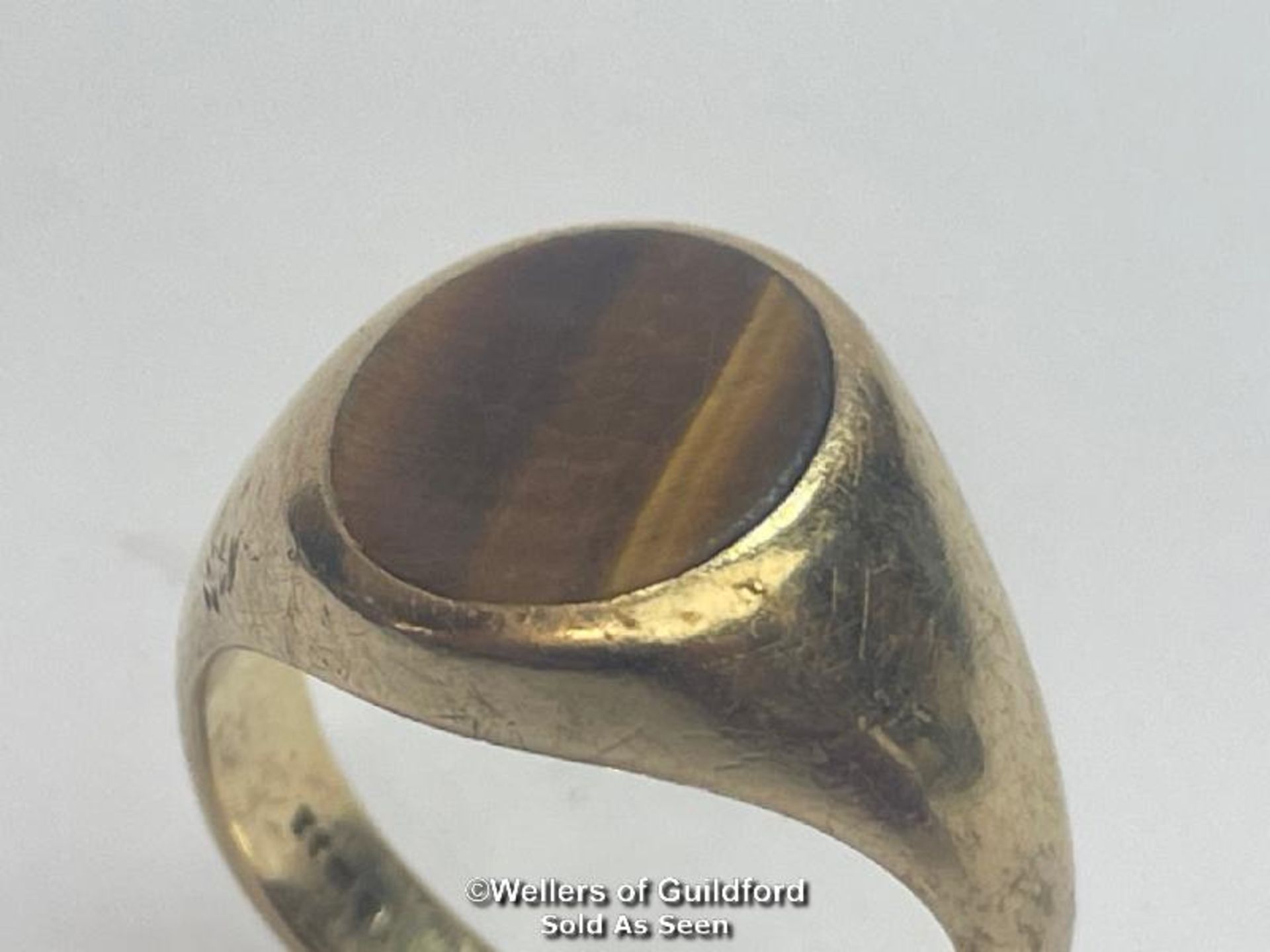 A Tiger's eye signet ring in 9ct gold, hallmarked London 2004, ring size S, weight 7.81g with - Image 2 of 8