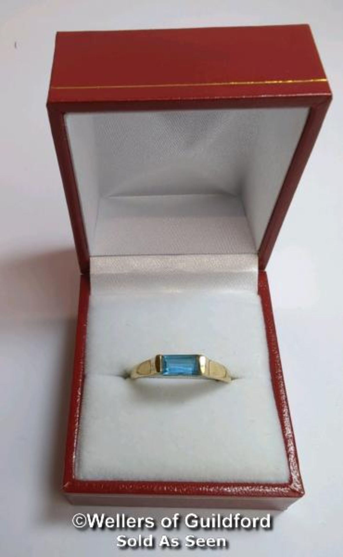 Blue topaz (untested) single stone ring in hallmarked 9ct gold, by QVC. The baguette cut stone - Image 6 of 6