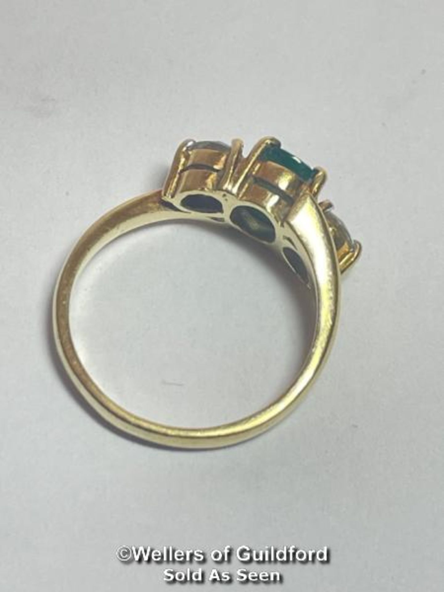 An emerald and diamond three stone ring in crossover style. Emerald measures approx 6.9 x 5.1 x 3. - Image 3 of 6