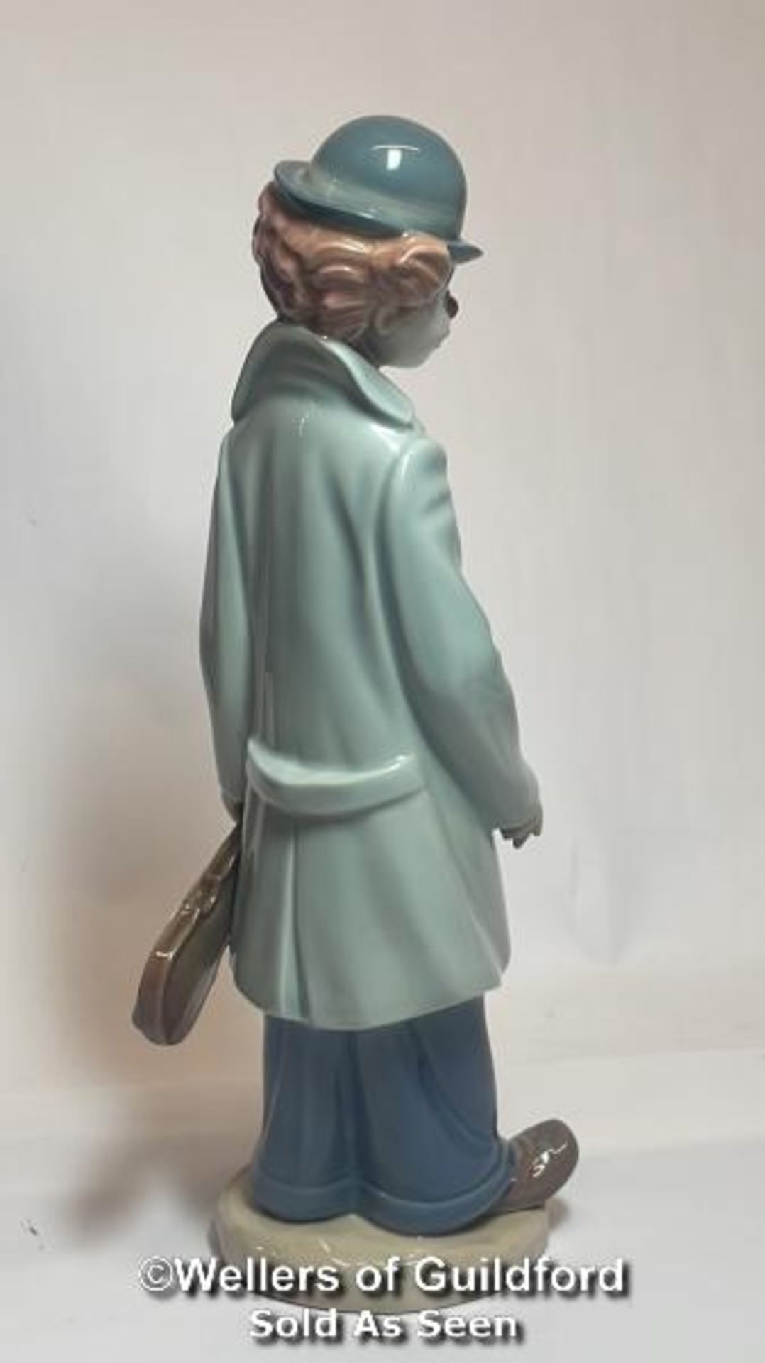 A retired Lladro Figure "Clown with Violin" no.5.472, 22cm high, overall good condition, boxed - Image 2 of 5