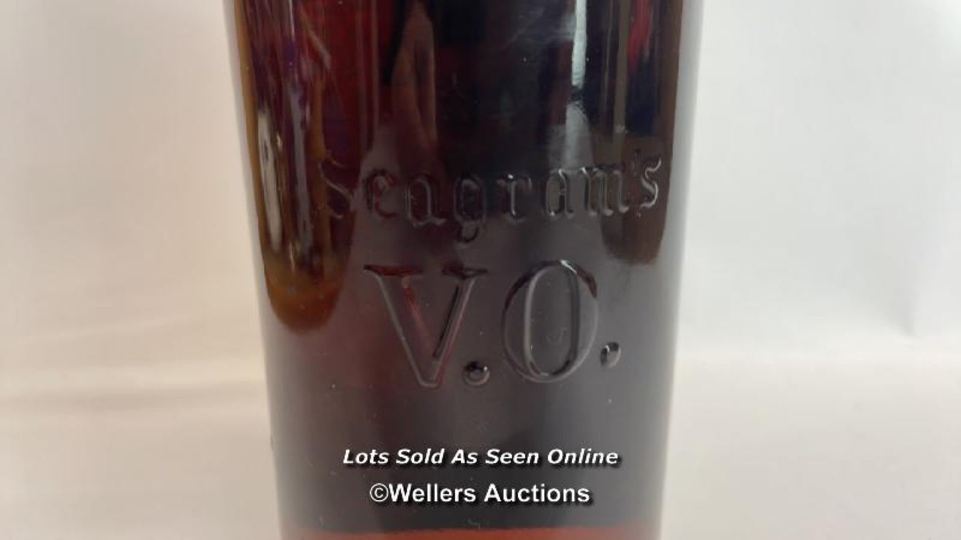 Seagrams V.O. Canadian Whisky, Aged 6 Years, Bottled in 1982, 1L, 43% vol / Please see images for - Image 11 of 12