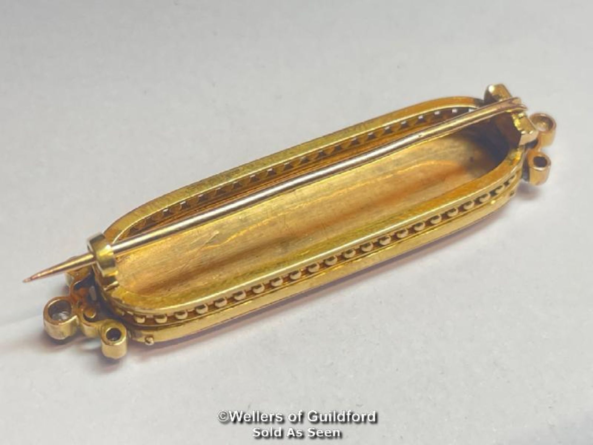 Stock pin in yellow metal with three rows of split pearls and rose cut diamond terminations, not - Image 4 of 5