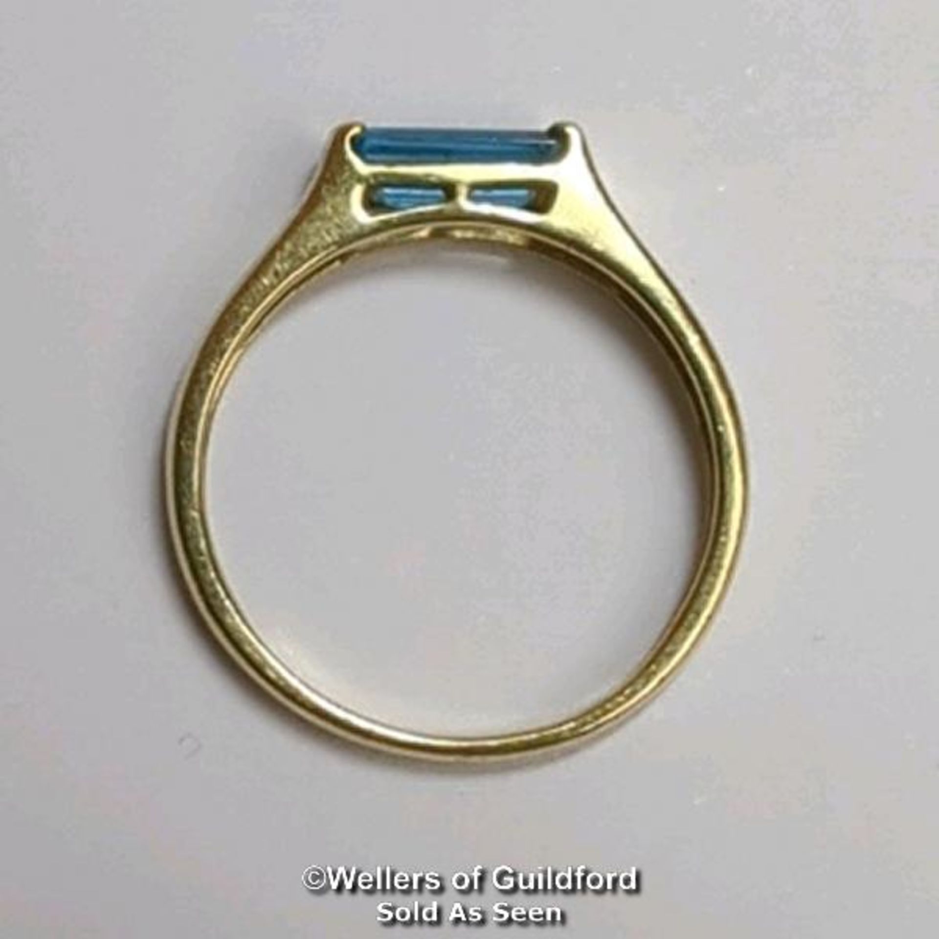 Blue topaz (untested) single stone ring in hallmarked 9ct gold, by QVC. The baguette cut stone - Image 2 of 6