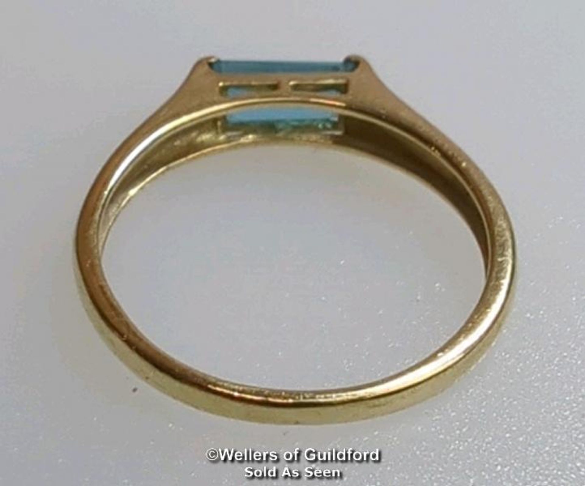 Blue topaz (untested) single stone ring in hallmarked 9ct gold, by QVC. The baguette cut stone - Bild 4 aus 6