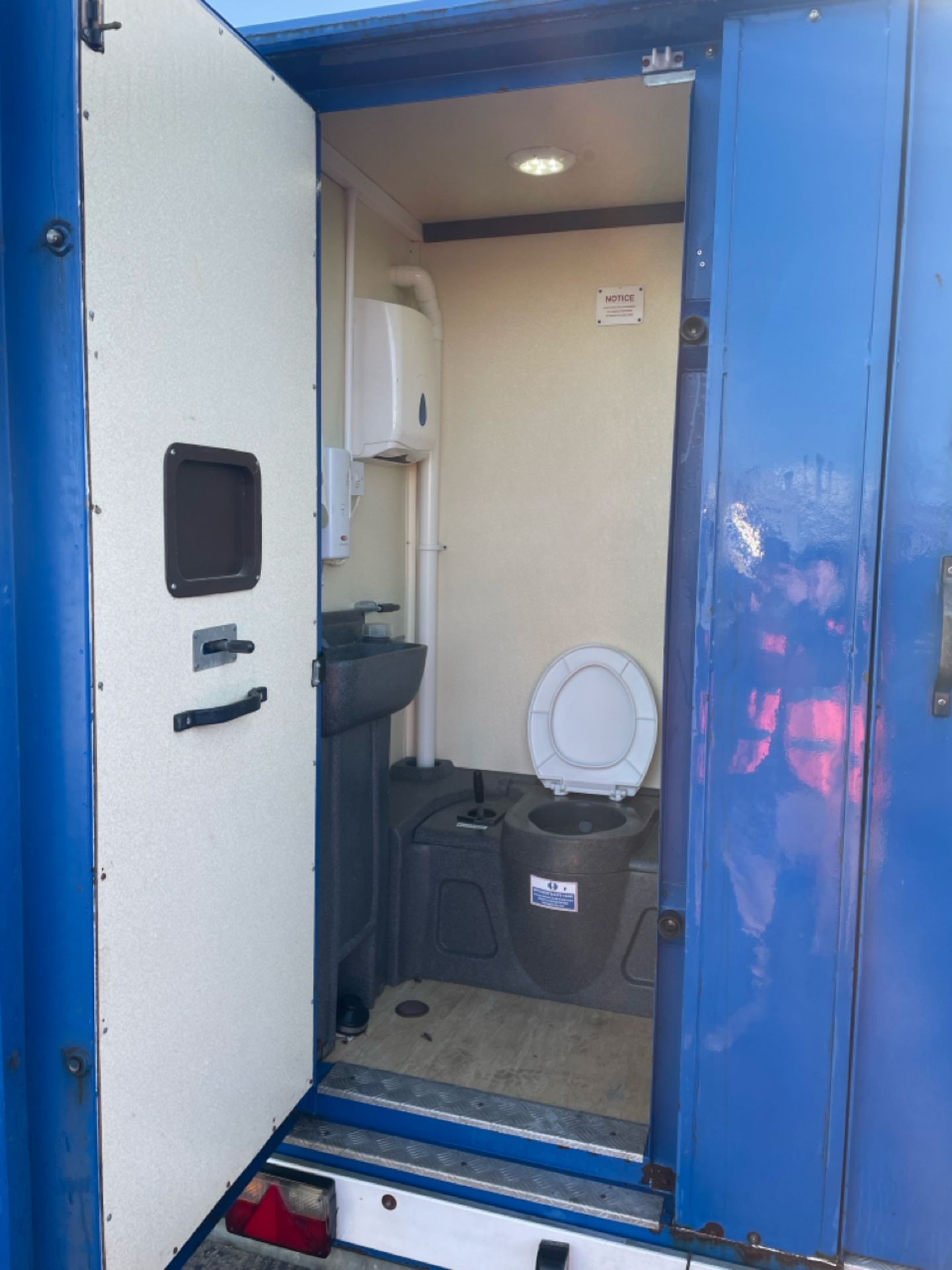 2014 GROUNDHOG GP360 TOWABLE WELFARE UNIT, MODEL: G360AD18, DOM: 08/2014, INCLUDES MICROWAVE, - Image 19 of 21