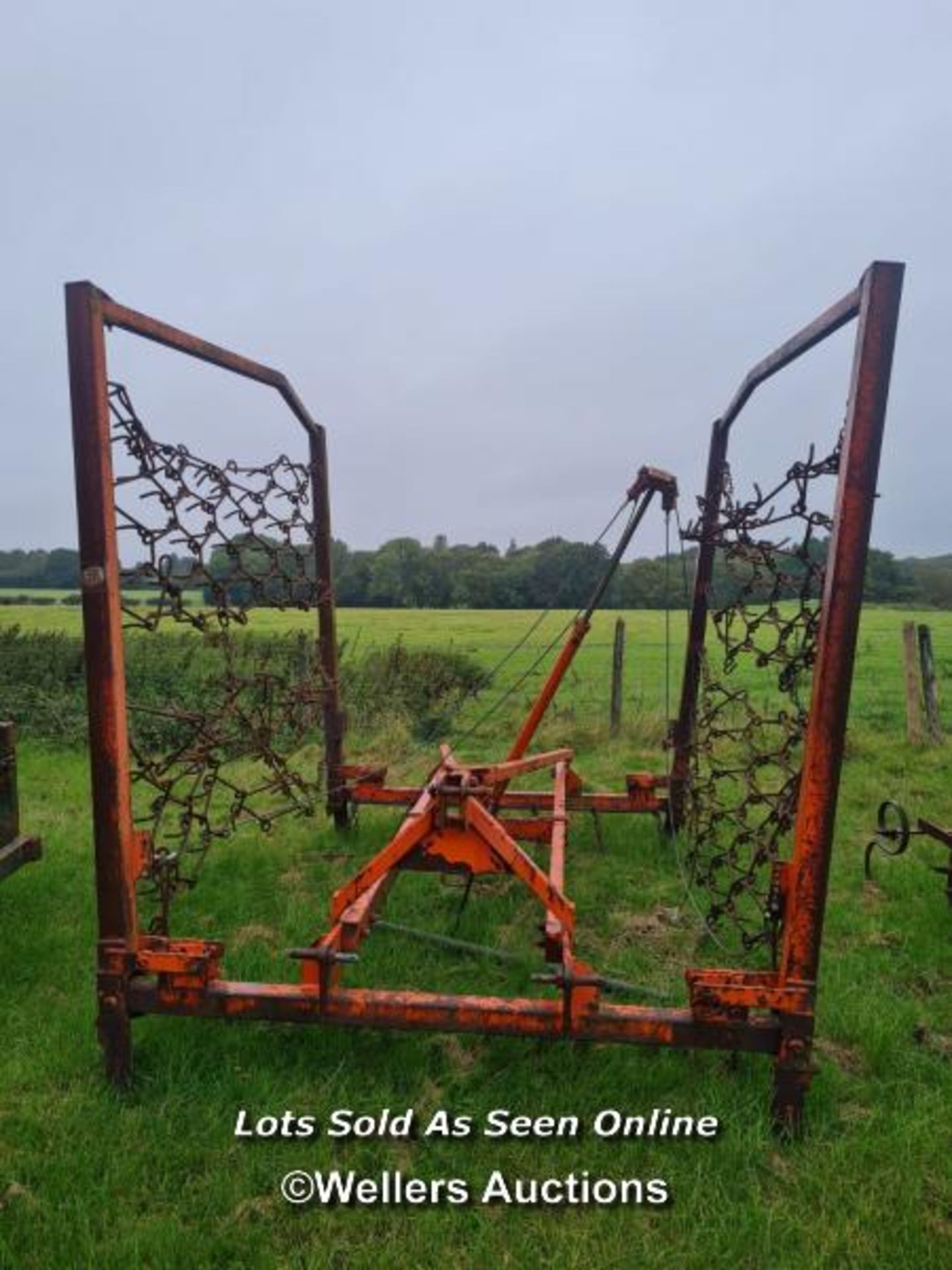 PARMITER HYDRAULIC FOLDING CHAIN HARROWS / ITEM LOCATED AT BUCKINGHAMSHIRE - Image 2 of 2