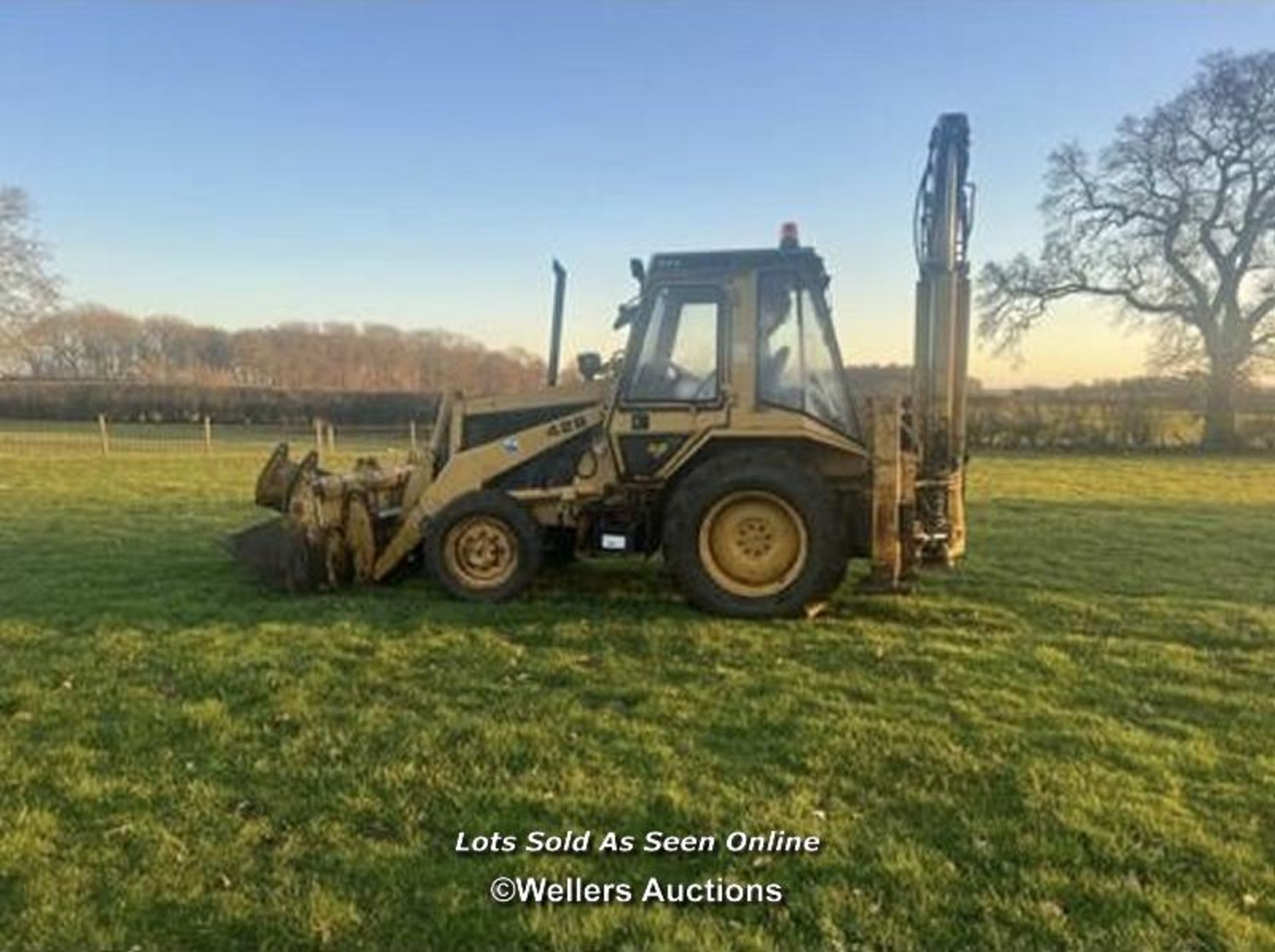 CAT 428 WHEELED EXCAVATOR WITH 4 IN 1 BUCKET, EXTRA DIG ON BACK AND 3 REAR BUCKETS, RUNS DRIVES AND