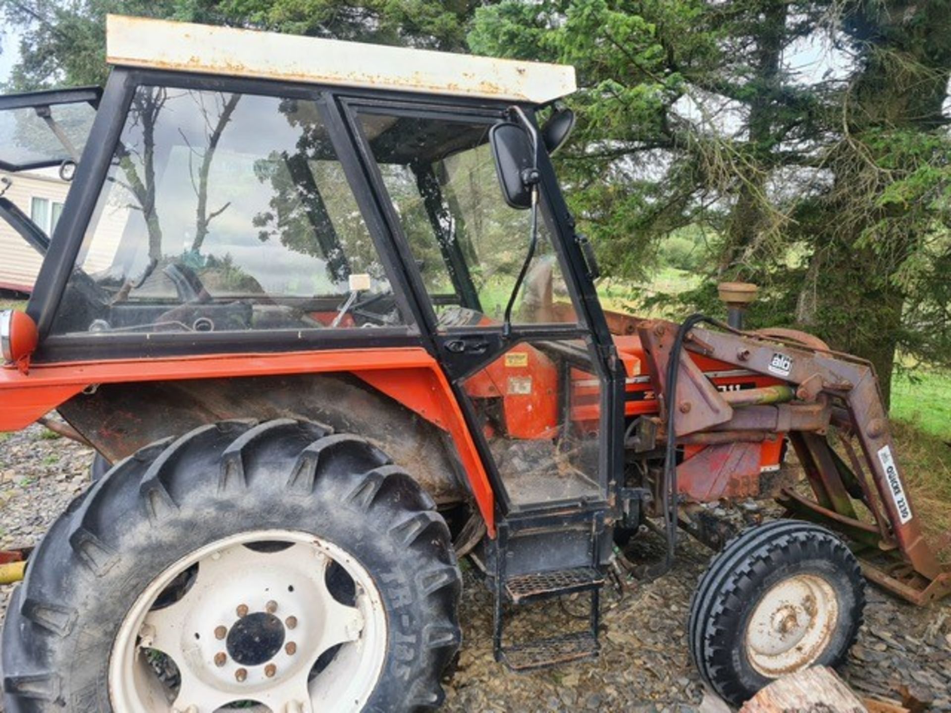 ZETOR 5011 TRACTOR WITH LOADER - Image 2 of 12