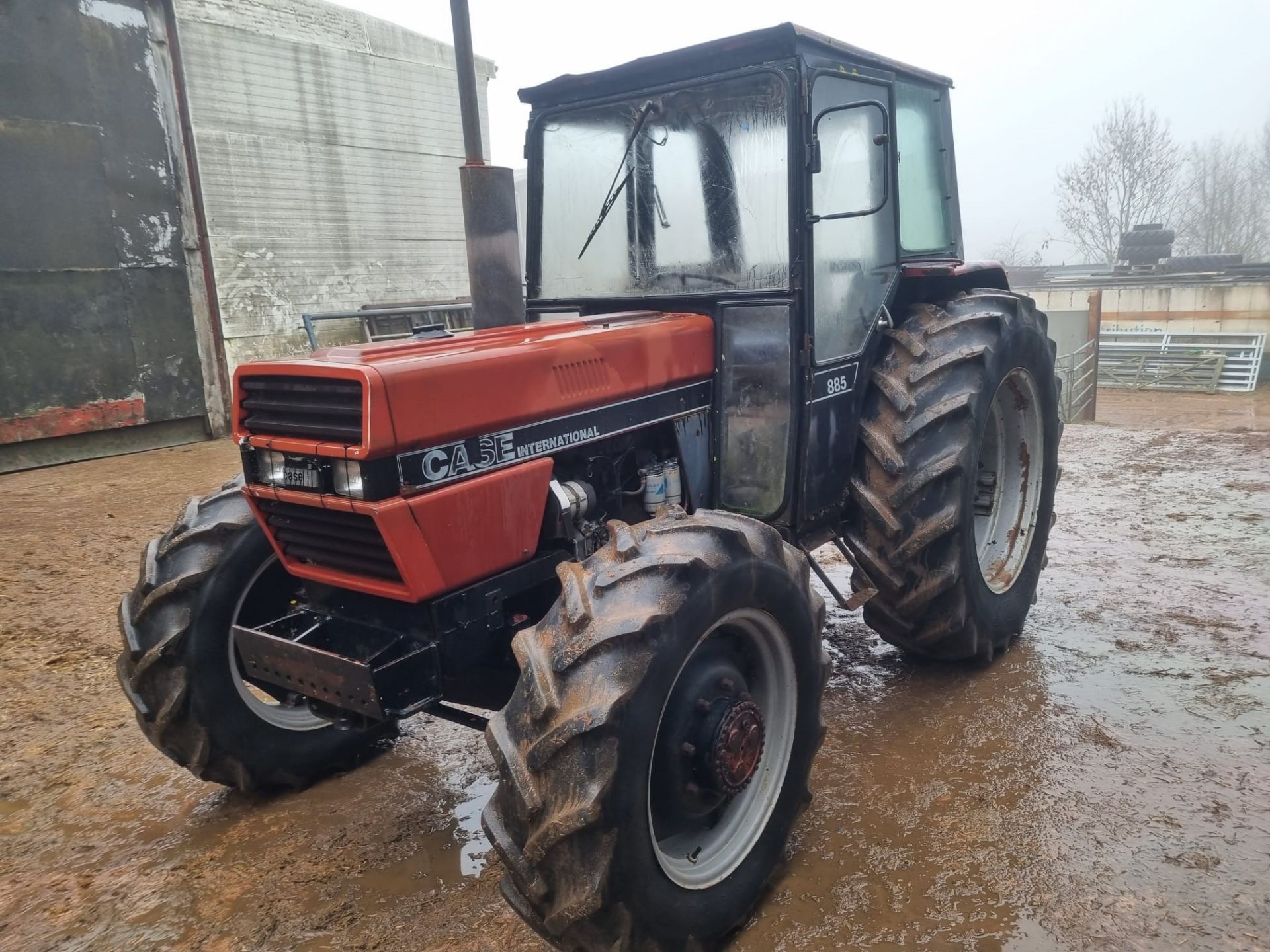 CASE INTERNATIONAL 885 4WD TRACTOR