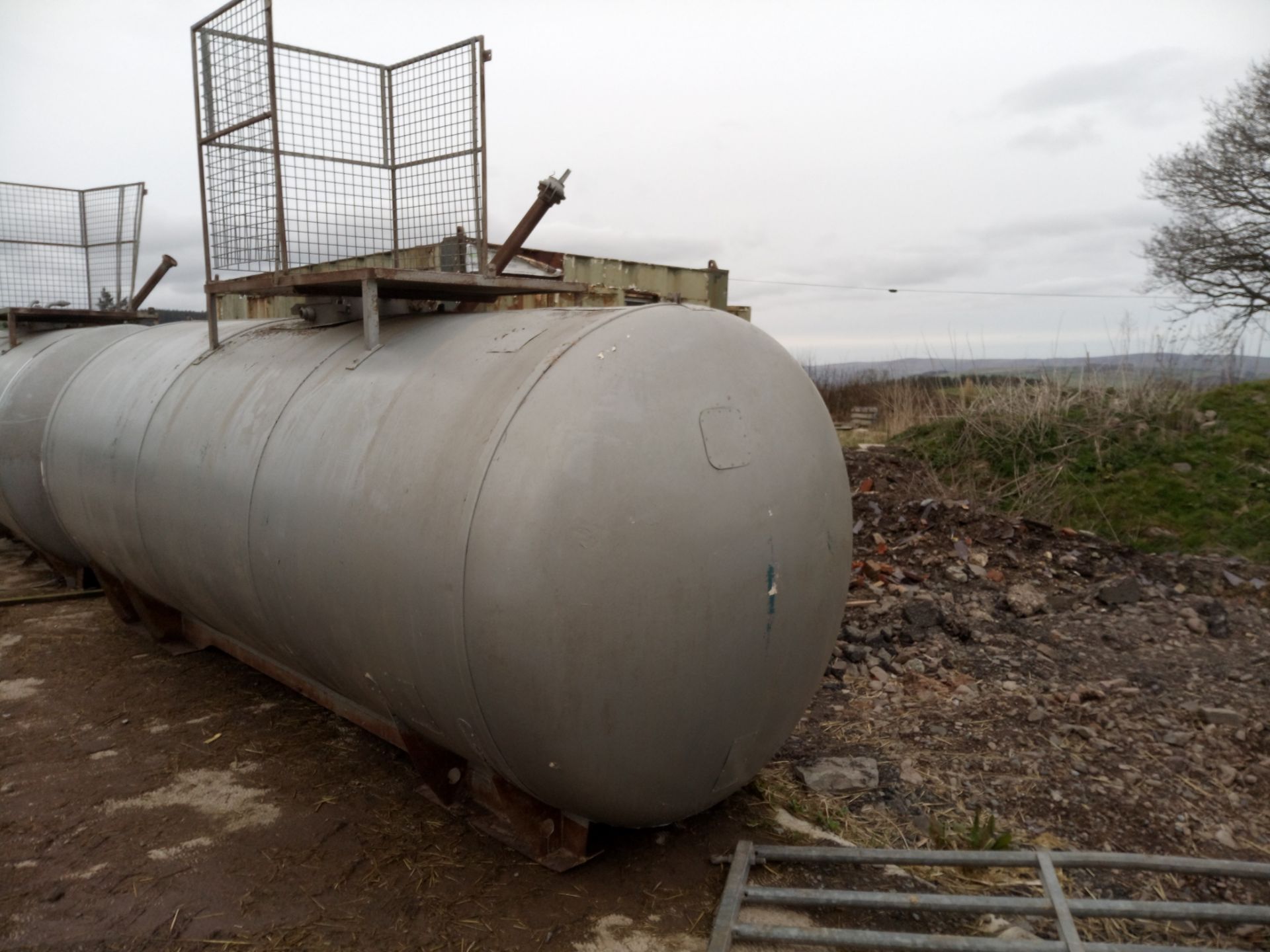 INSULATED STAINLESS STEEL TANK 2000 GAL - Image 2 of 2