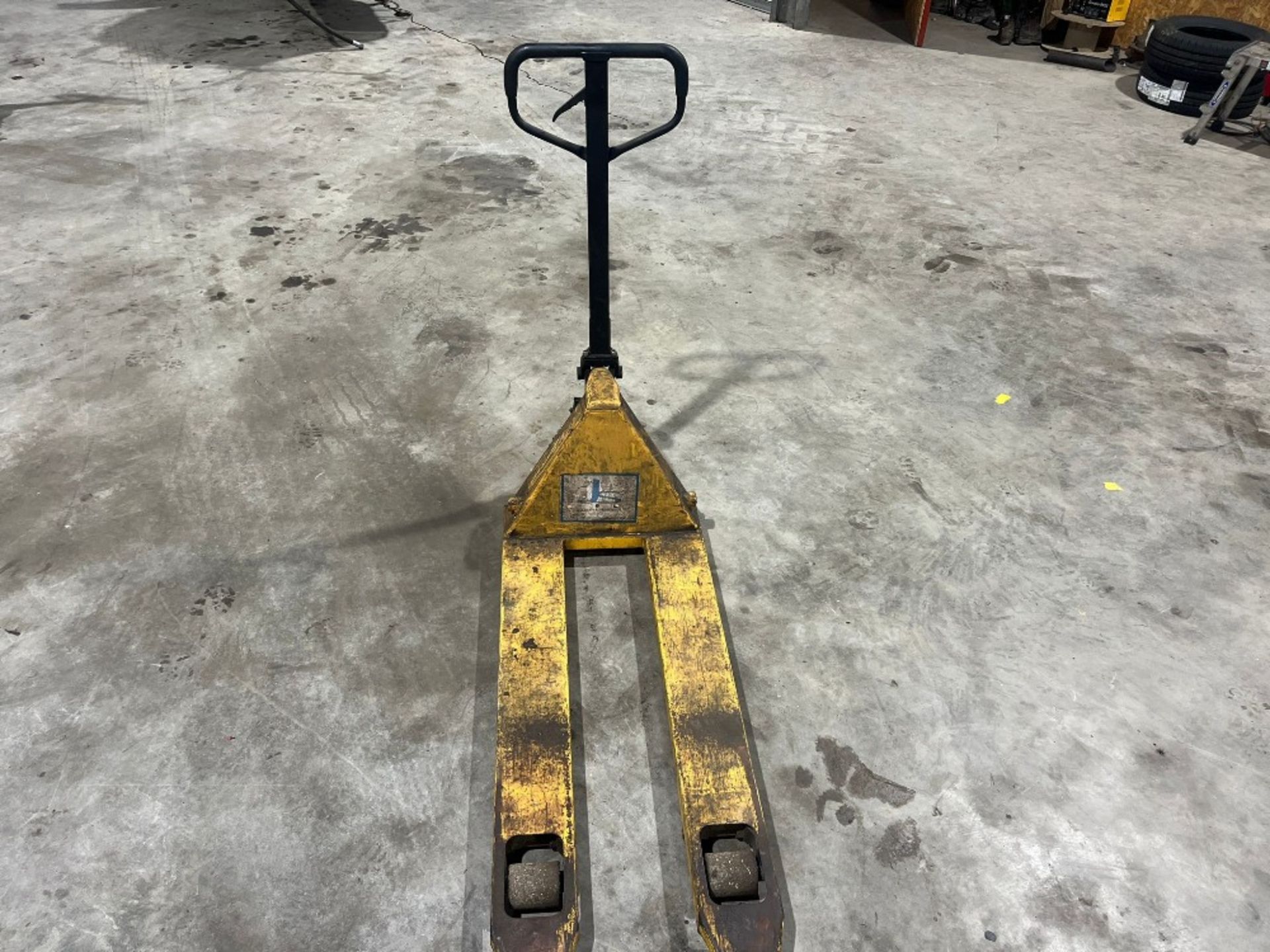 HAND PALLET TRUCK - Image 2 of 4