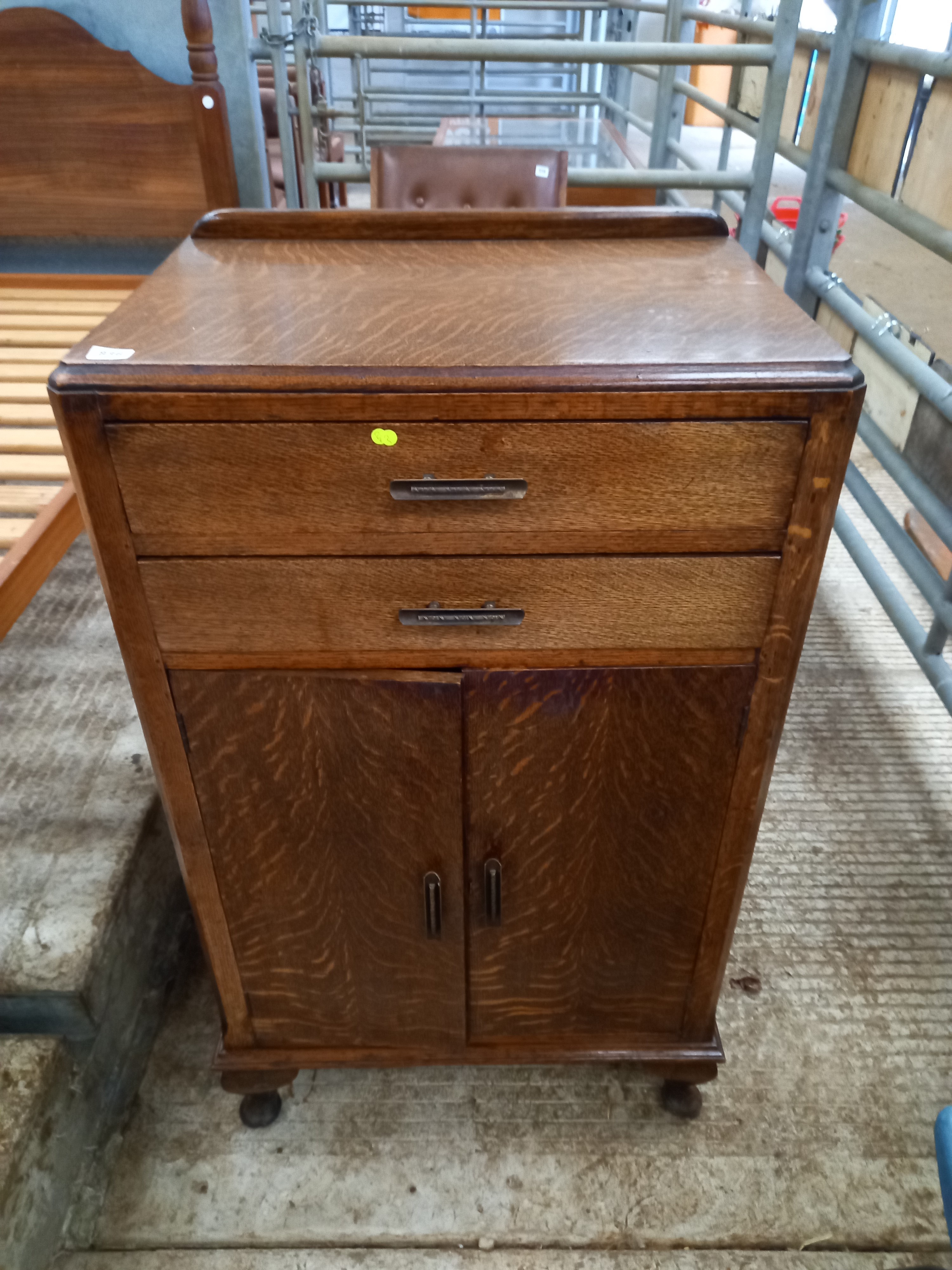 1930'S OAK CHEST OF 2 DRAWERS & CUPBOARD