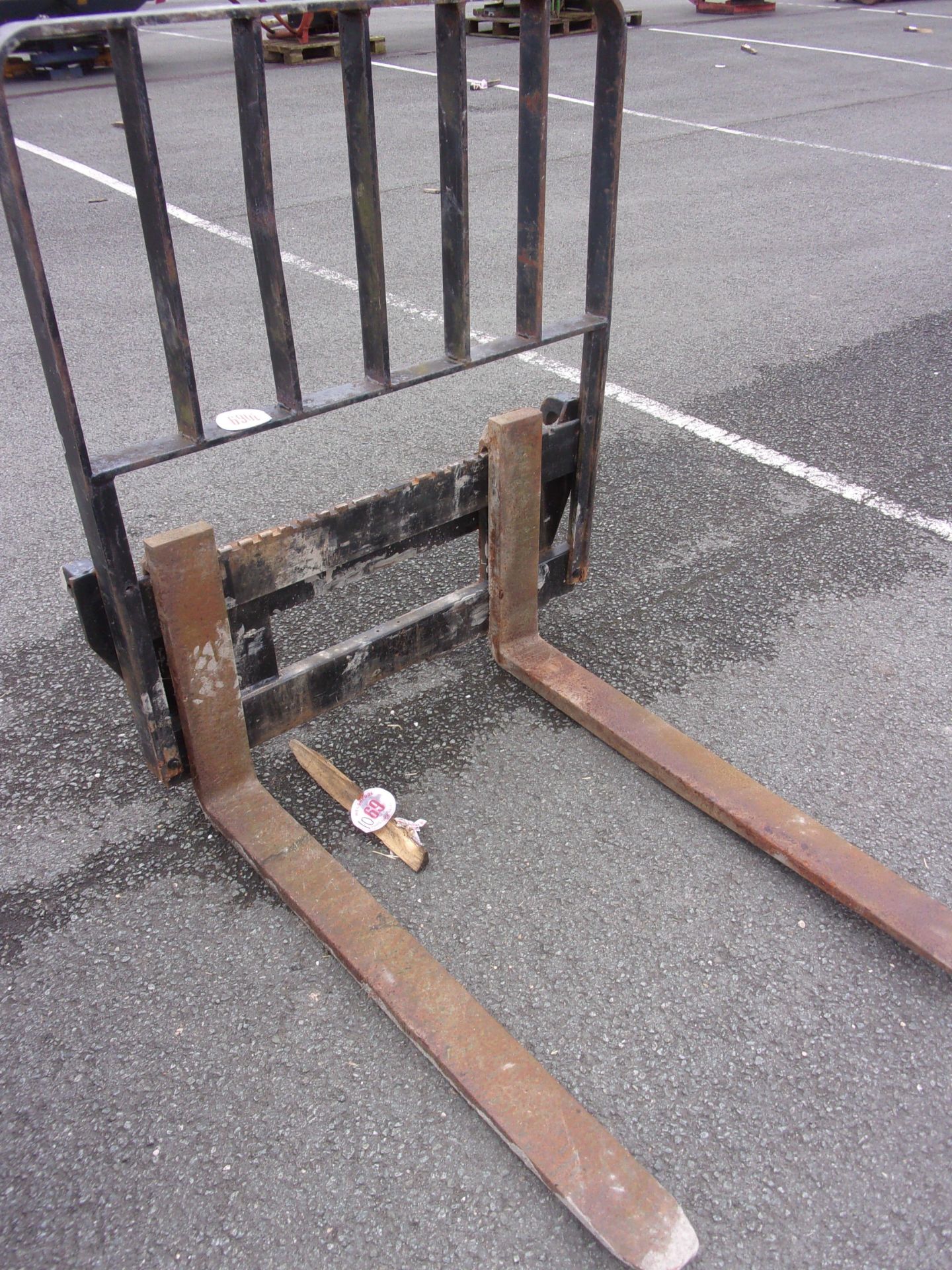 PALLET FORKS ON QUICKE BRACKETS - Image 2 of 3