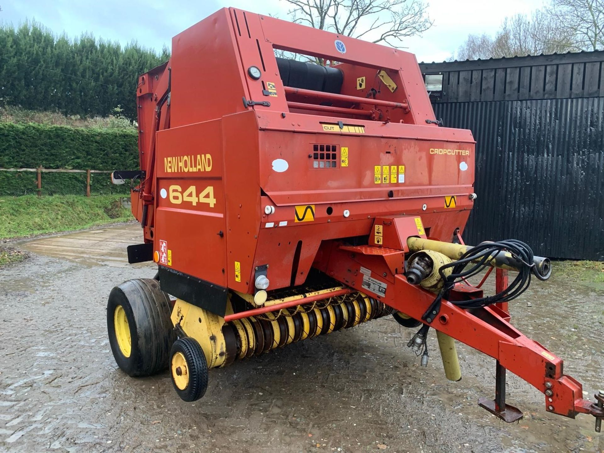 NEW HOLLAND 644 ROUND BALER - NET WRAP