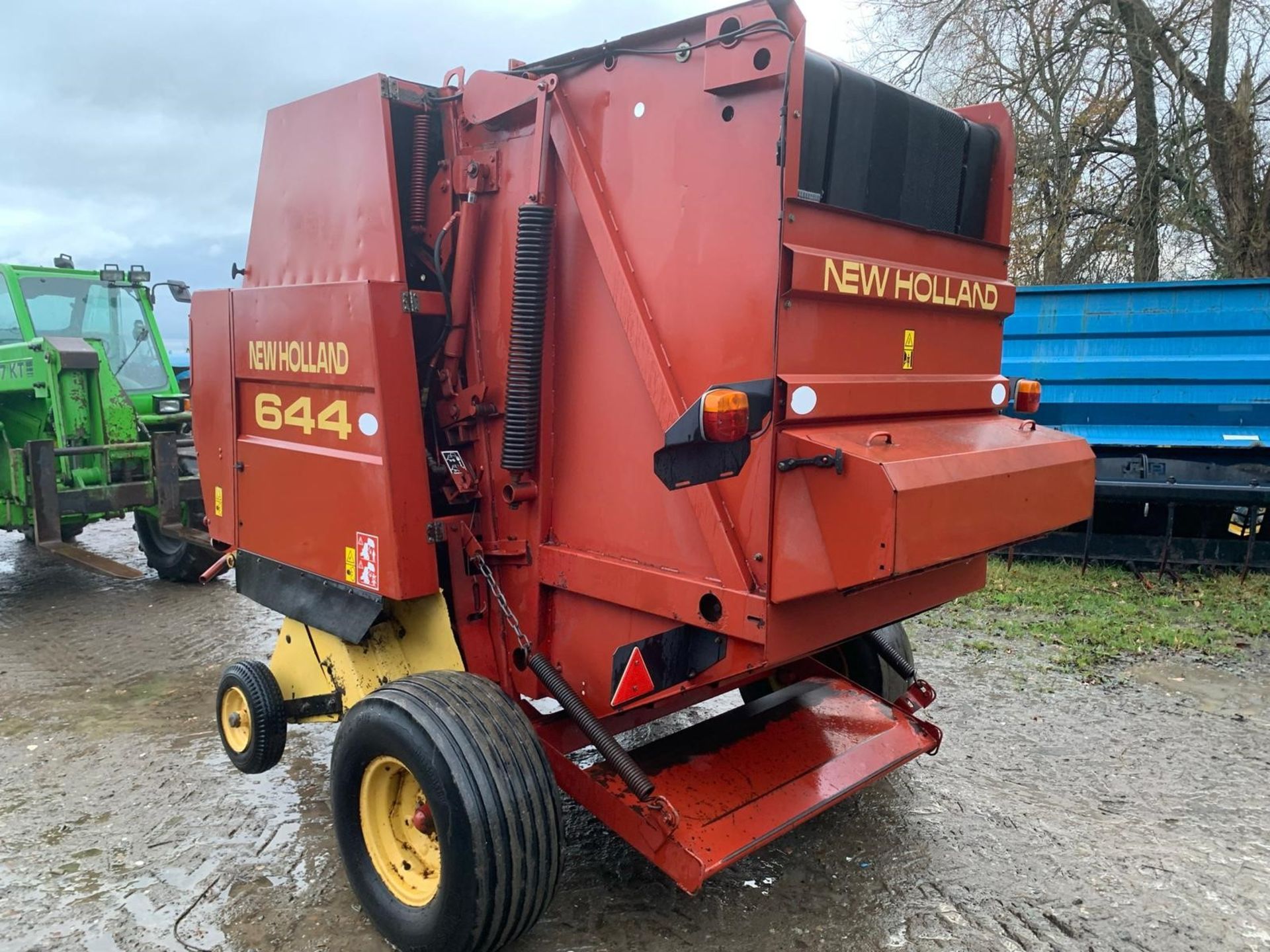 NEW HOLLAND 644 ROUND BALER - NET WRAP - Image 5 of 7