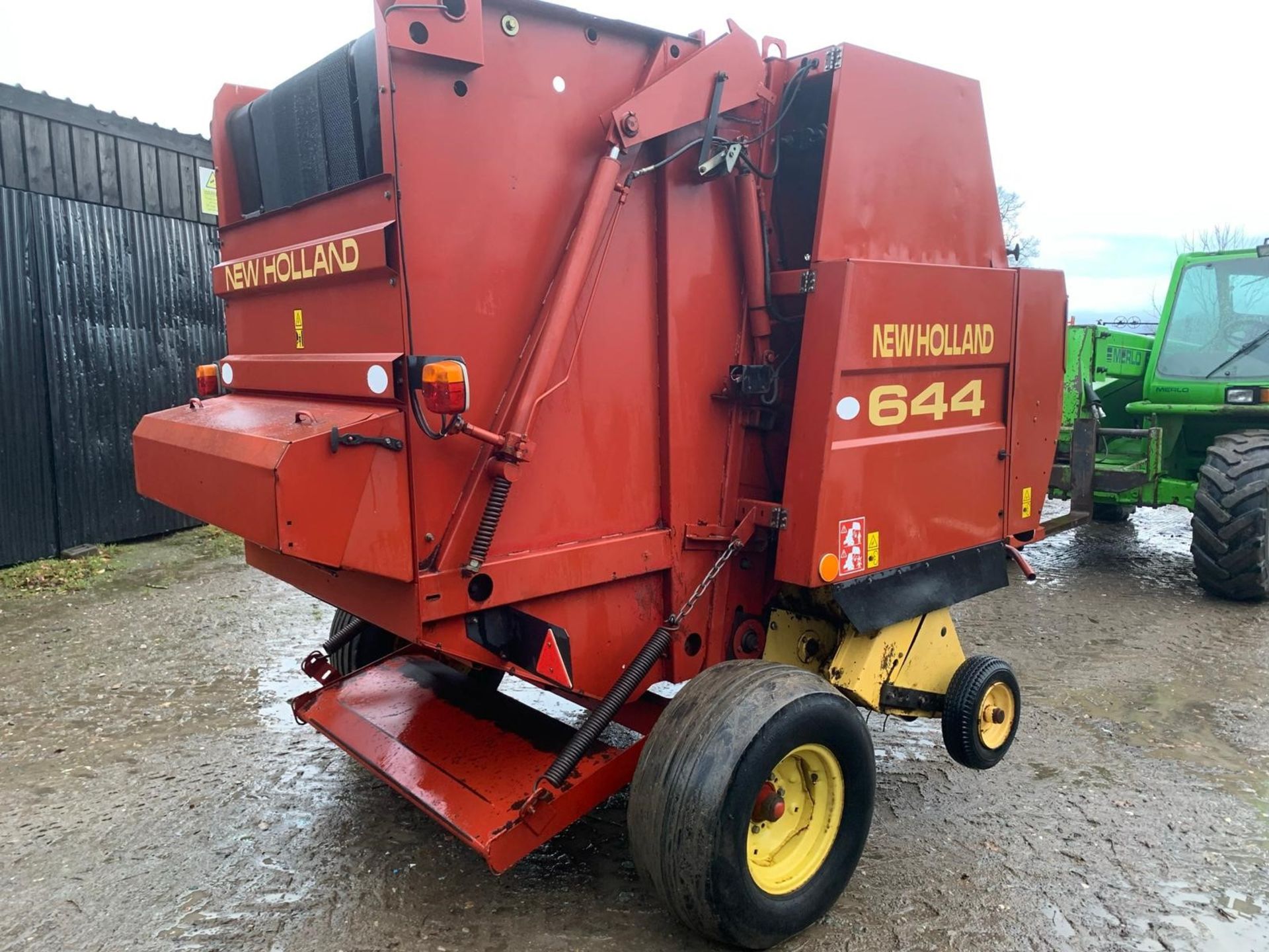 NEW HOLLAND 644 ROUND BALER - NET WRAP - Image 3 of 7