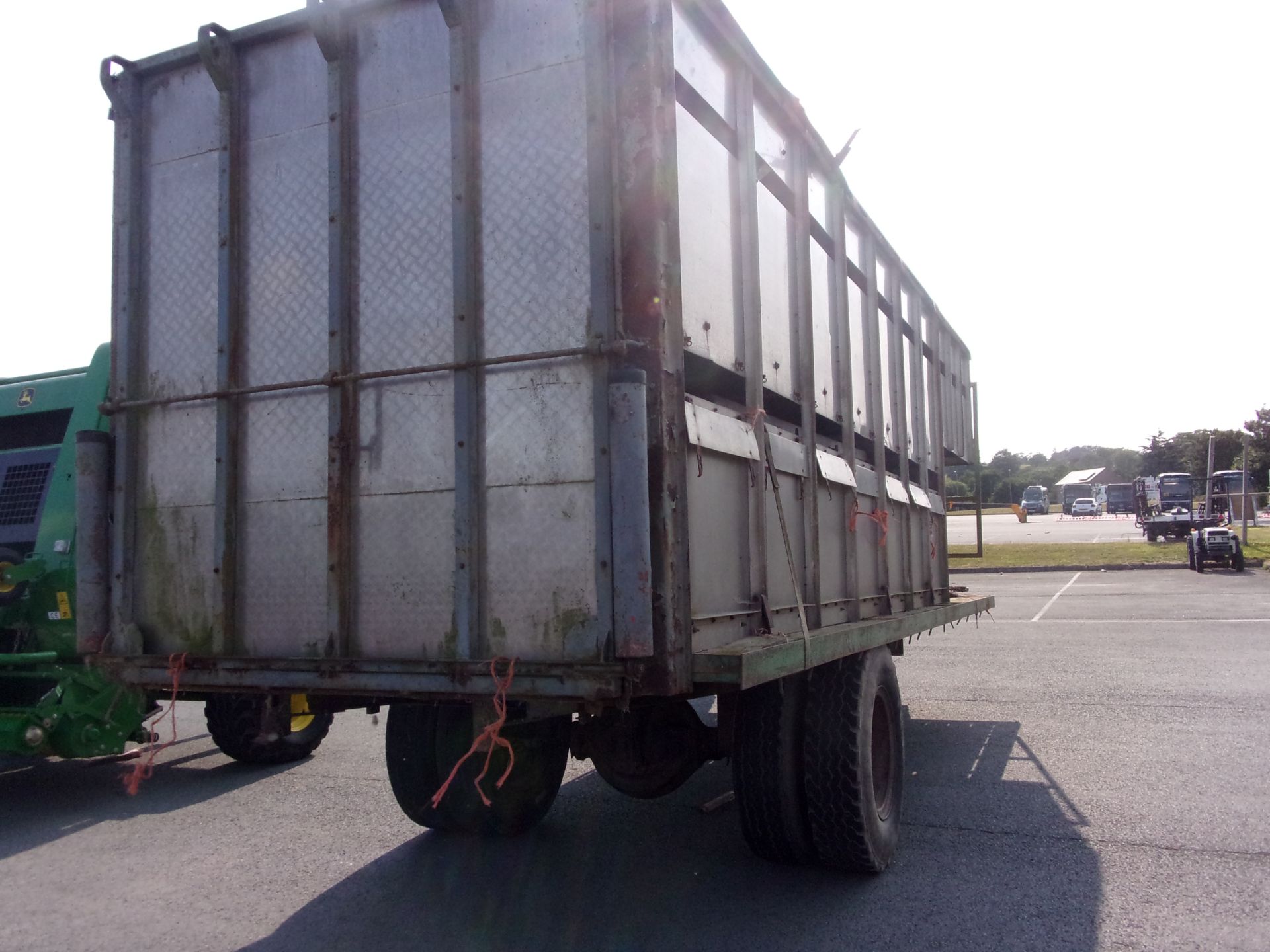 18' TRACTOR STOCK BOX . - Image 2 of 4