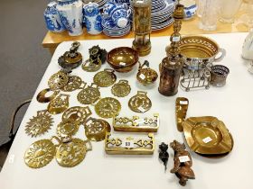 QUANTITY OF VINTAGE HORSE BRASSES