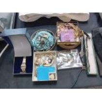 QUANTITY OF WATCHES & COSTUME JEWELLERY