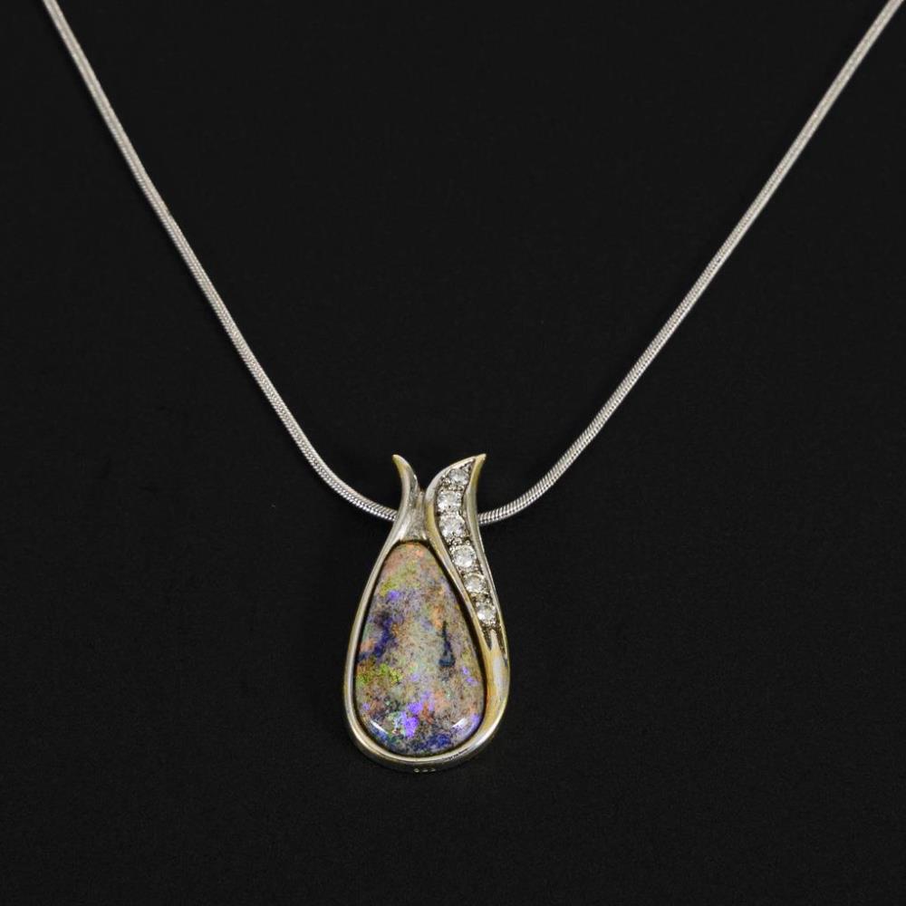 Anhänger mit Opal und Brillanten, an Schlangenkette.