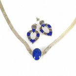 Collier mit Lapislazuli und Ohrsteckerpaar mit Emaille.