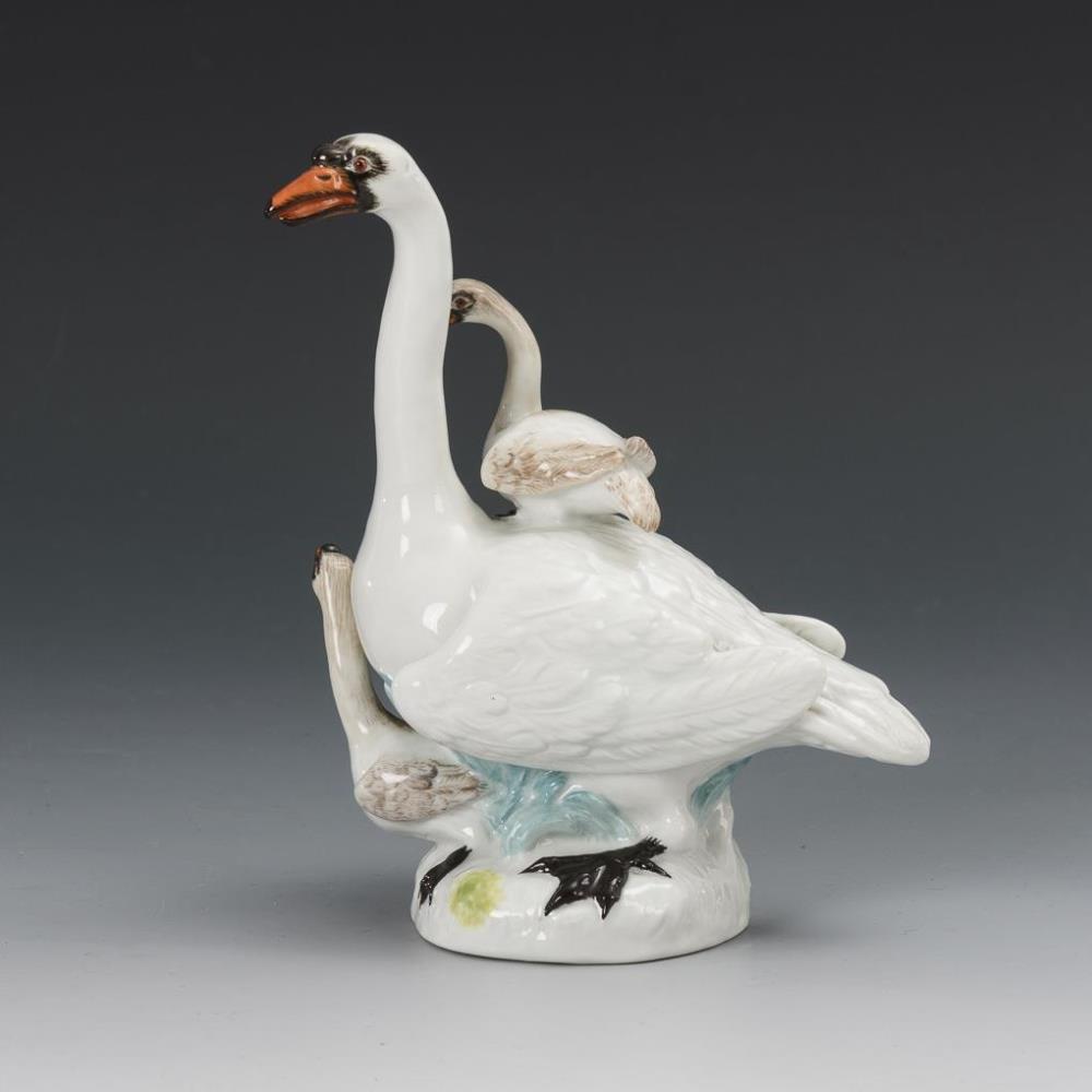 Höckerschwan mit zwei Jungen. Meissen. - Image 2 of 3