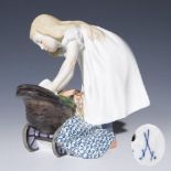 Jugendstil-Figur: Mädchen mit Puppenwagen. Meissen.