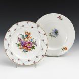 2 verschiedene Teller mit Blumenmalerei. Meissen.