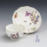 Barocke Tasse mit Holzschnittblumen. Meissen.