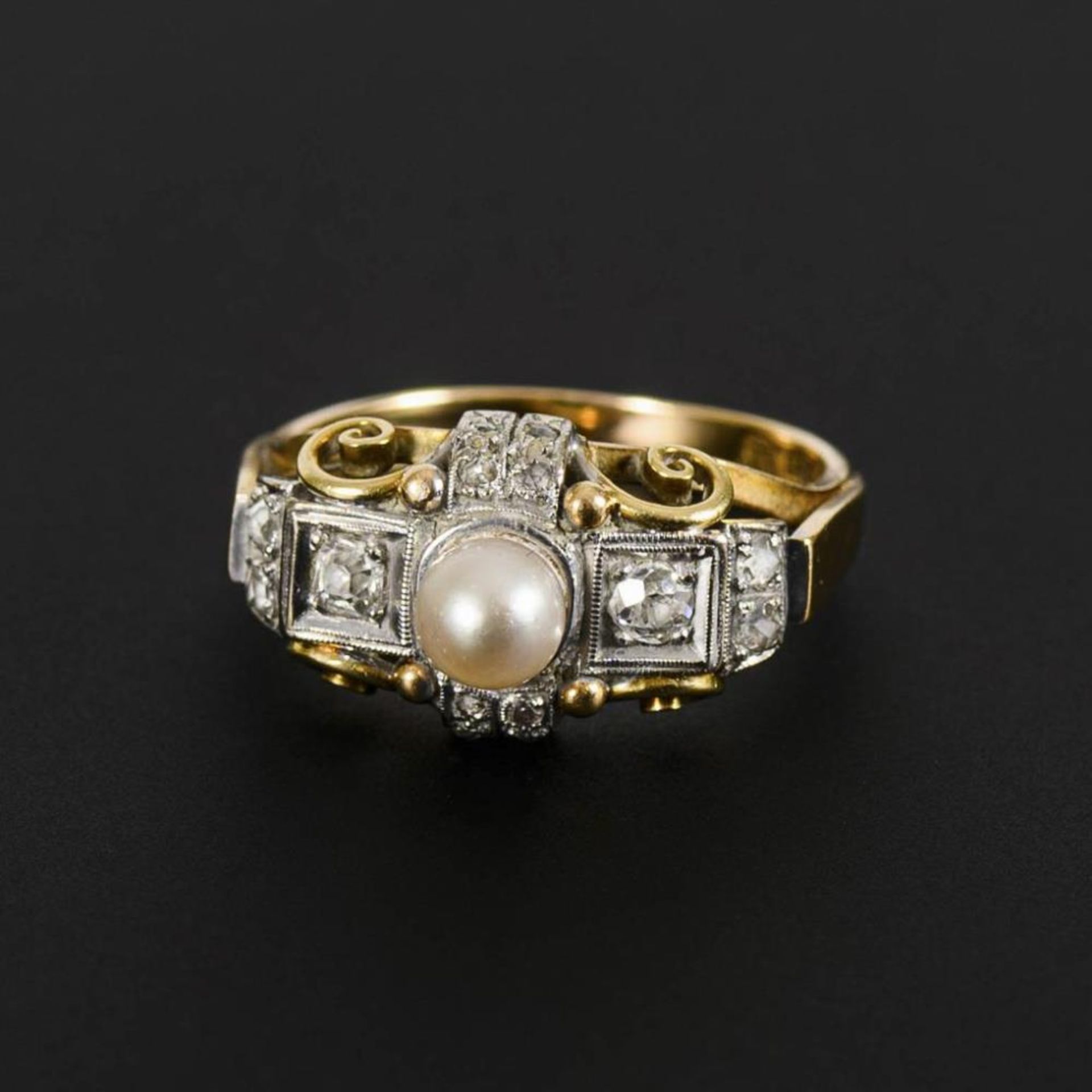 Art-déco-Ring mit Zuchtperle und Altschliff-Diamanten.