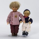 2 kleine Käthe-Kruse-Puppen. Modell Hanne Kruse.