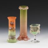 2 Vasen und Glas mit Perlstickereiband.