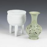 Doppelwandige Vase mit Seladonglasur und dreibeiniges Gefäß.