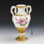 Schlangenhenkelvase mit Blumenmalerei. Meissen.