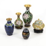 5 Cloisonné-Gefäße.