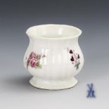 Kleine Vase mit Blumenmalerei. Meissen.