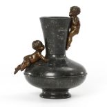 Serpentin-Vase mit 2 Bronzeputten.