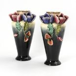 Paar große Jugendstil-Vasen mit plastischen Mohnblüten.