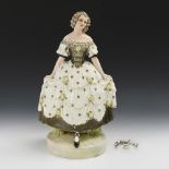 Biedermeier-Tänzerin im Rosenblütenkleid auf Rundsockel. Wiener Manufaktur Friedrich Goldscheider.