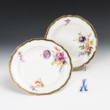 2 Teller mit Kobaltrand und Blumenmalerei. Meissen.