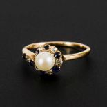 Ring mit Zuchtperle, Saphiren und Diamanten.