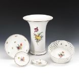 Vase, Durchbruchschale und 3 Teller mit Blumenmalerei. Nymphenburg.