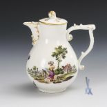 Barockes Kännchen mit Landschafts- und Genremalerei. Meissen.