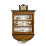 Biedermeier-Wandvitrine.