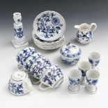 17 Teile Zwiebelmuster-Porzellan. Meissen.