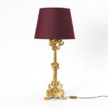 Tischlampe mit Kerzenleuchter-Fuß im Stil der Romanik.